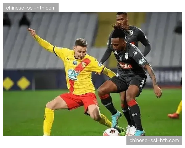 巴黎FC0-5惨败朗斯，主场崩盘保级压力加剧