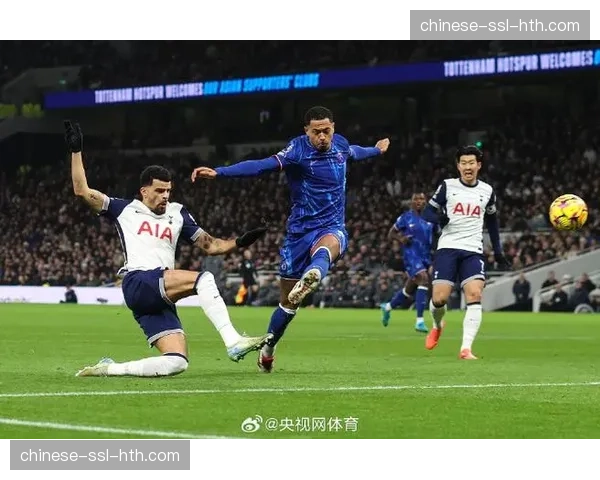 现场:帕尔默任意球直接破门,切尔西领先热刺 现场:帕尔默任意球直接破门,切尔西领先热刺