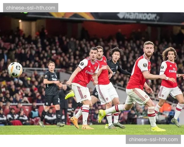 半场战报：十人应战的伯恩茅斯0-1落后西汉姆联，索兰克中柱。