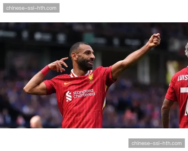 场边花絮：小球迷冲入场内拥抱萨拉赫，被安保人员迅速带离