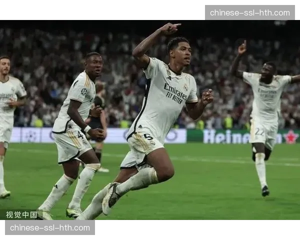 转播镜头聚焦：在贝林厄姆绝杀后，场边广告牌同步亮起其赞助商的祝贺语