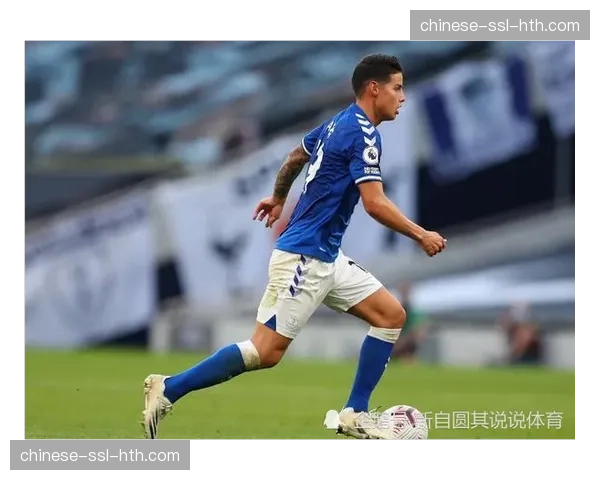 特写：训练结束后，41岁的博努奇仍在加练定位球防守