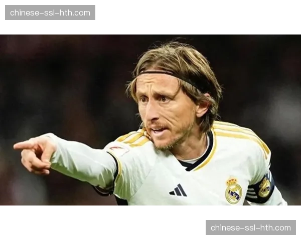 现场特写:伯纳乌球迷为即将退役的莫德里奇起立鼓掌十分钟 现场特写:伯纳乌球迷为即将退役的莫德里奇起立鼓掌十分钟